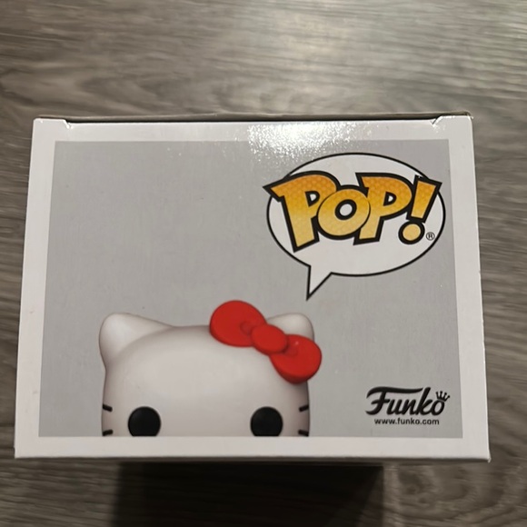 Funko Pop! Hello Kitty Ridding Bike - Picture 5 of 5